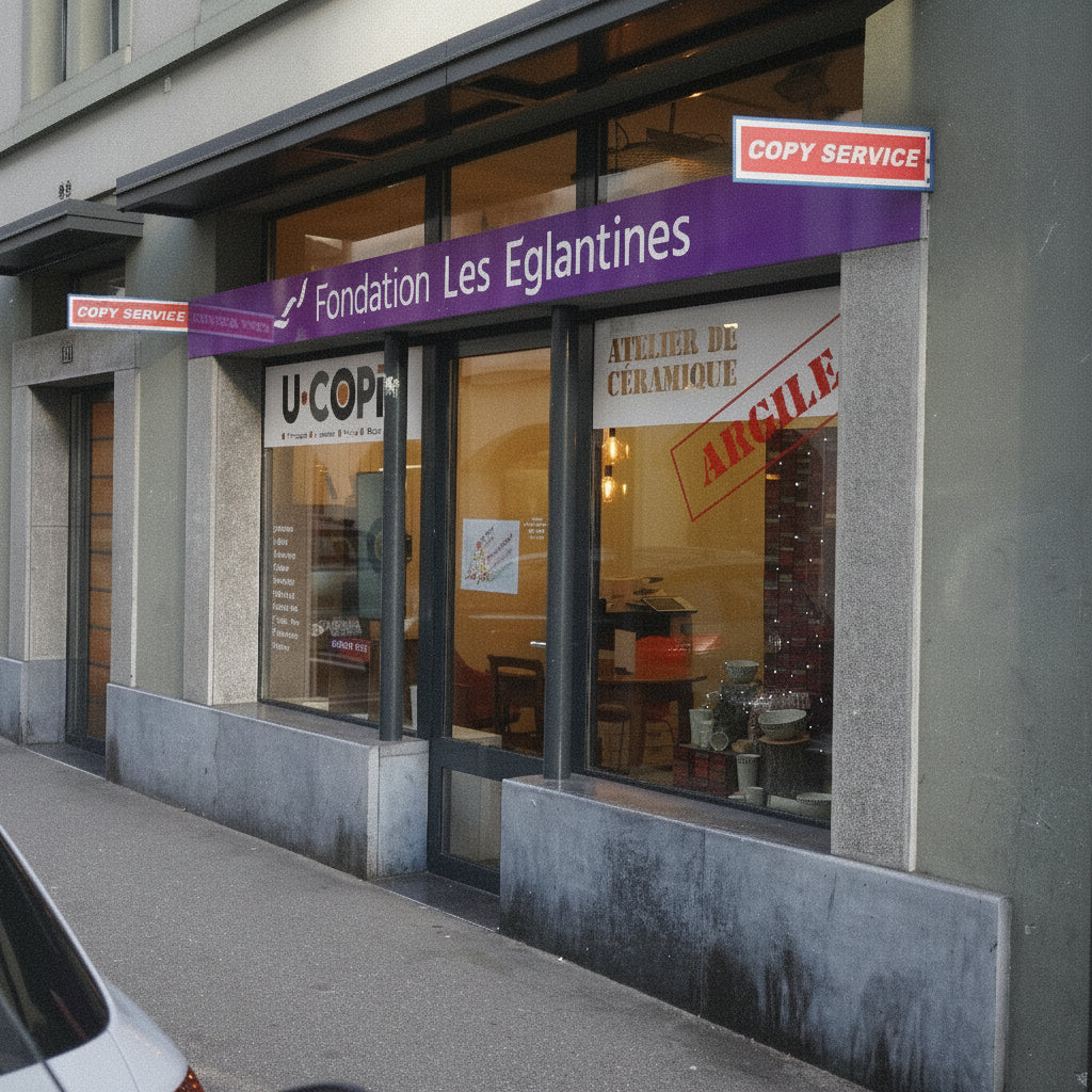 Photographie de la devanture d'u-copie à Vevey, qui fait partie de la Fondation Les Eglantines